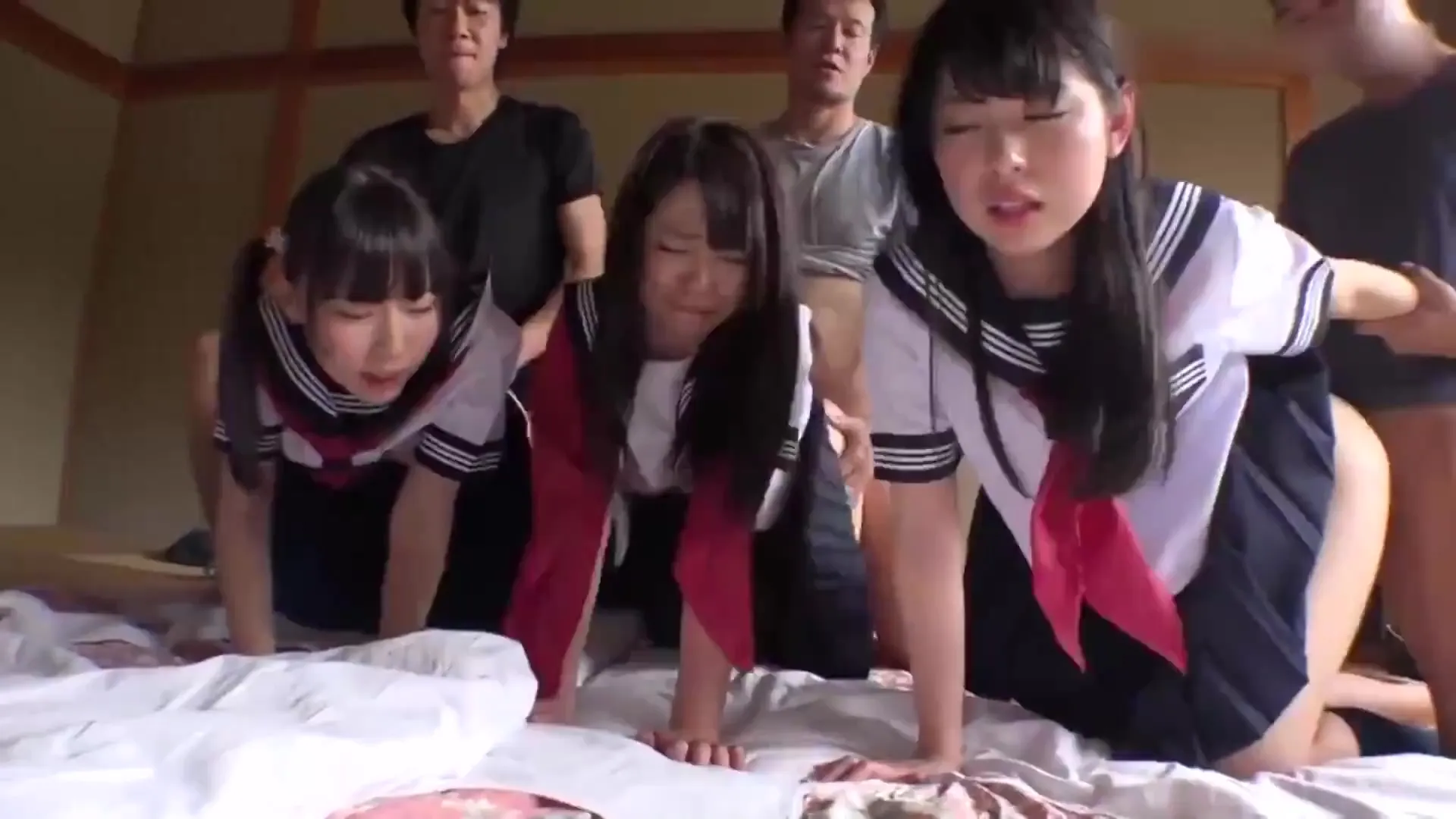 Japanische Schulmädchen werden von perversen Lehrern gefickt und besahnt Foto Foto