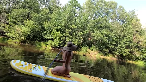 Une nudiste blonde russe est partie en voyage sur son bateau gonflable complètement nue