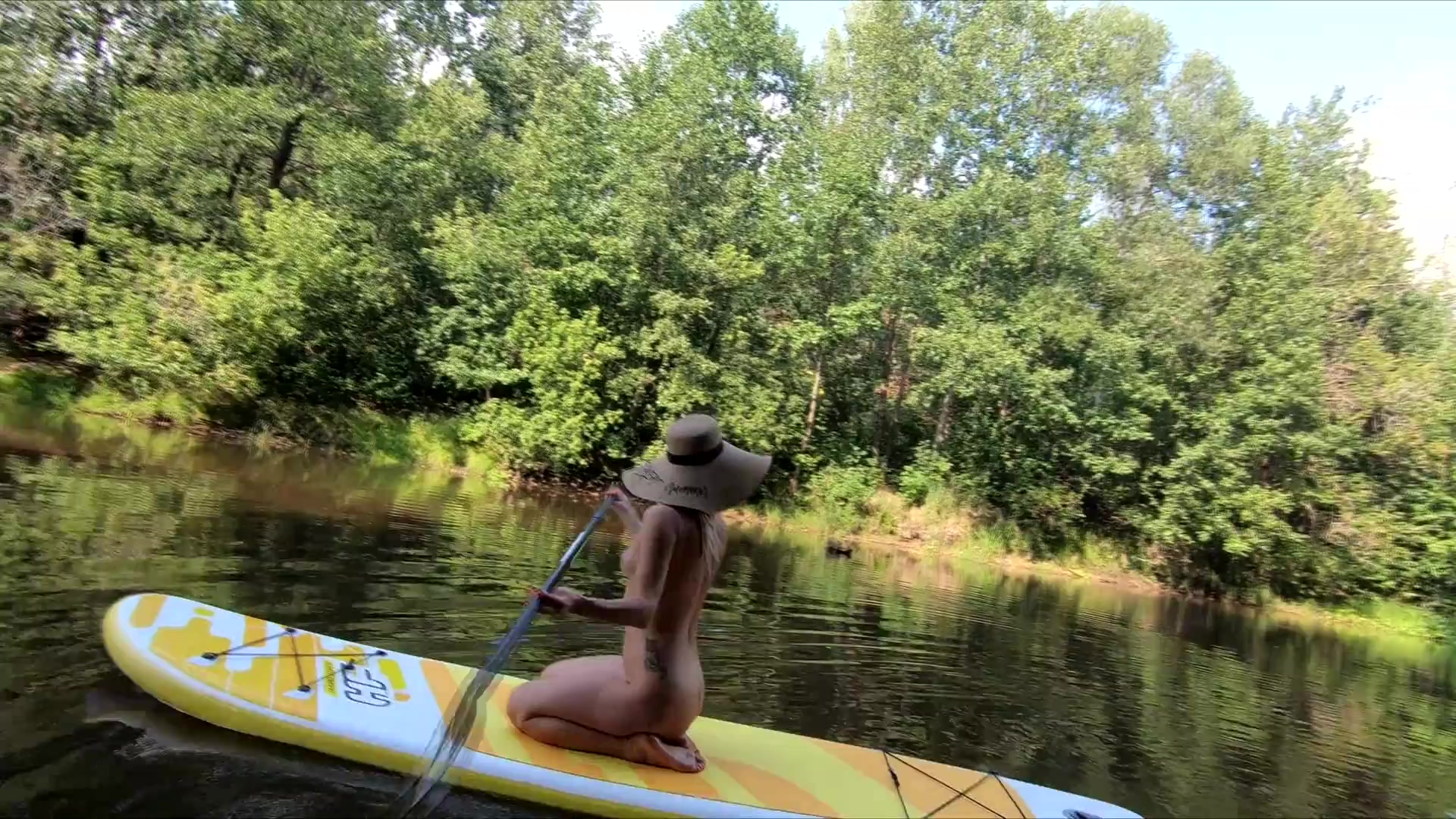 Nudista loira russa fez uma viagem em seu barco inflável completamente nua foto