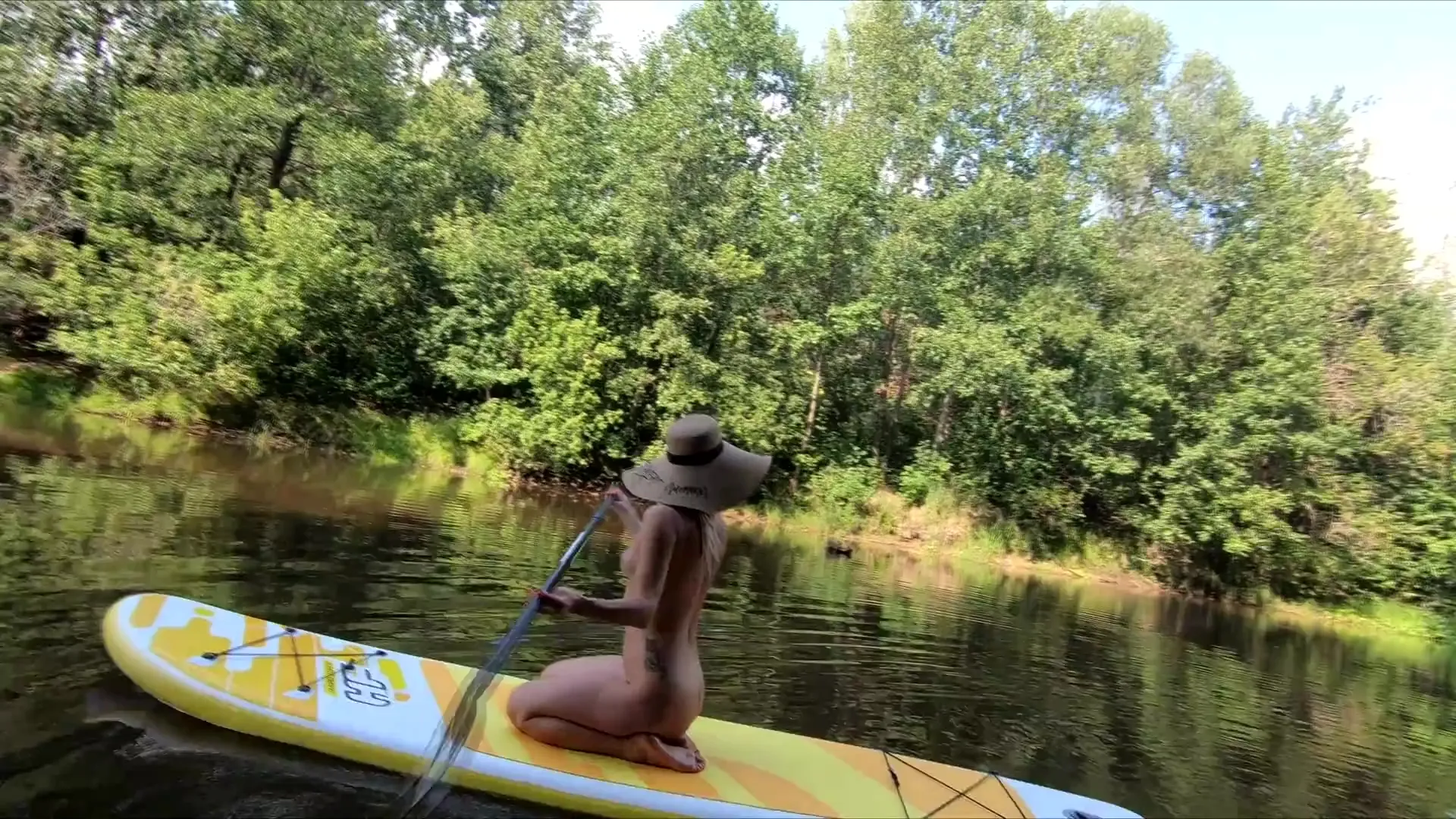 Russische blonde Nudistin machte völlig nackt einen Ausflug mit ihrem Schlauchboot Sexbild Hq