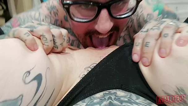 Troia anale sditalinata e scopata con un enorme cazzo di amico tatuato