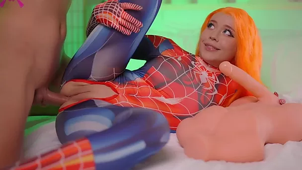 Garota aranha cosplay fica duplamente penetrada com brinquedo sexual e grande pau real