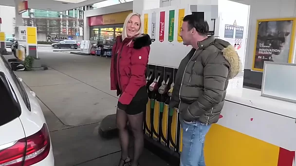 Hoerachtige autodame wordt intiem met een eerste vreemdeling bij het tankstation