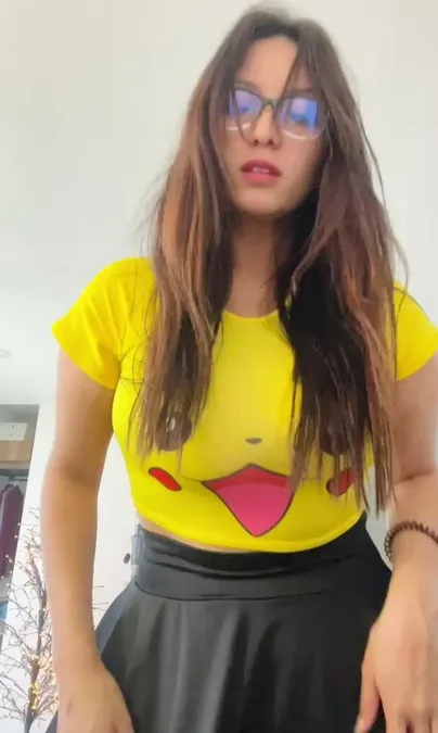 Pikachu verbergt twee grote Pokeballs