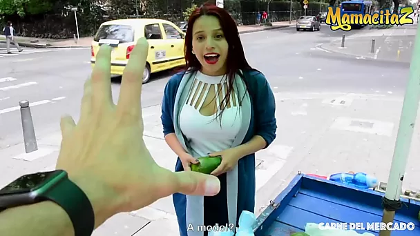 Un vendeur de rue ramasse une mamacita colombienne pour une aventure d'un soir