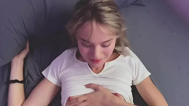 Jolie fille vivant à côté veut ma bite au fond de son trou anal