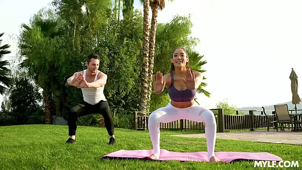 La ragazza conosce le pose non solo per lo yoga ma anche per la penetrazione calda nella sua figa