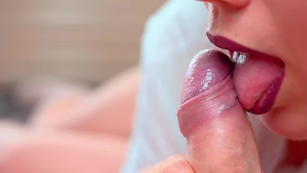 Une salope teen joue avec une bite non circoncise avec sa langue et le rend fou