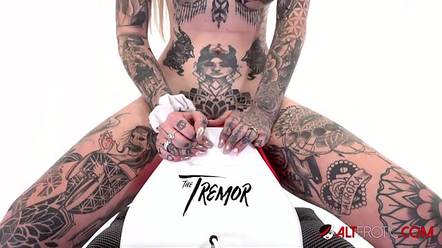 Extremely Tattooed blondie Amber Luke really likes the Sybian Tremor