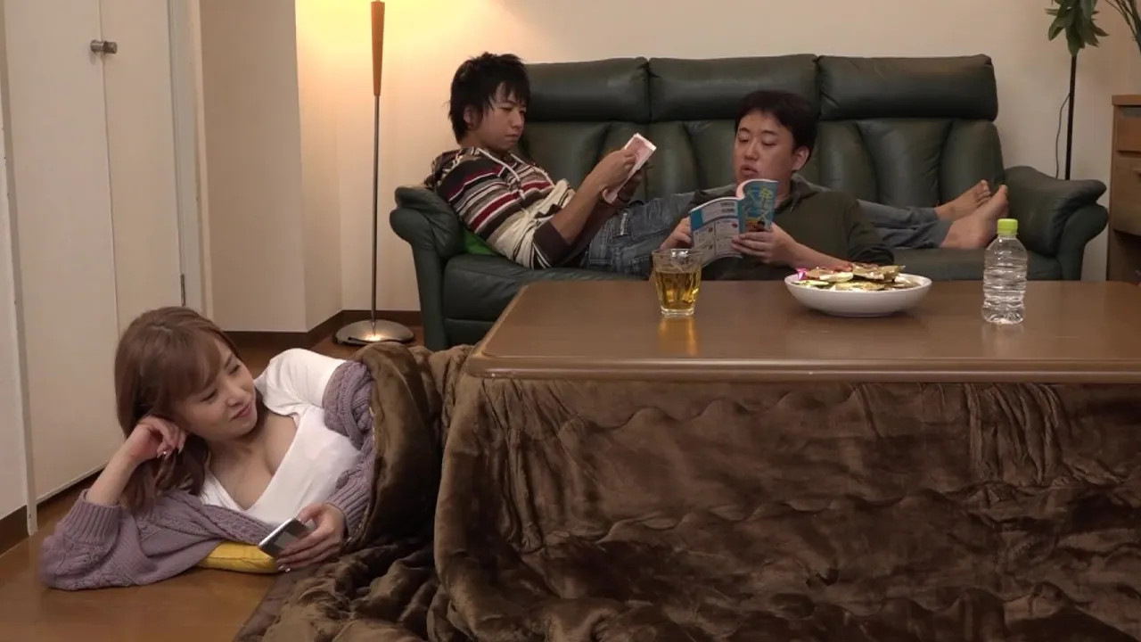 Vollbusige versaute japanische Ehefrau fickt heimlich mit dem Freund ihres Mannes unter dem Kotatsu Foto