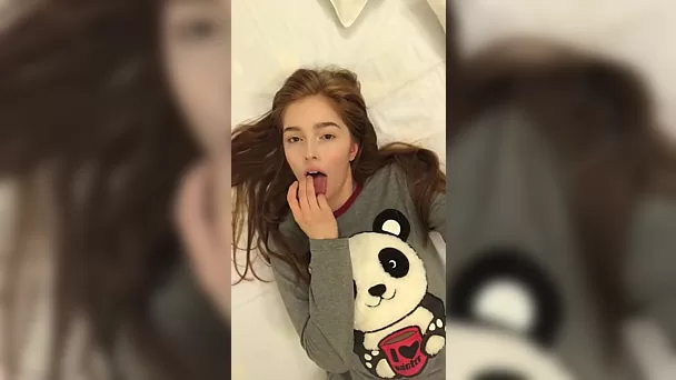 La chatte de Jia Lissa joue pour son petit ami - vidéo maison