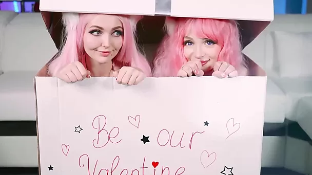 Duas meninas doces de uma caixa de presente estão prontas para o dia dos namorados