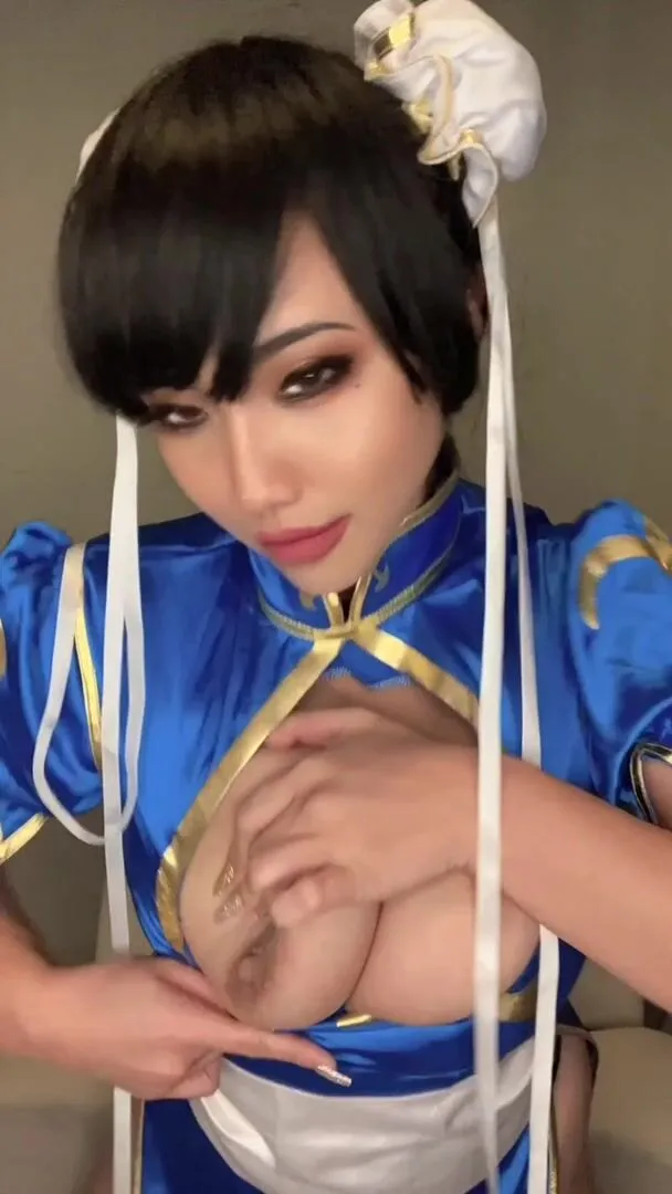 the struggle was real trying to get my big titties out my chun li cosplay