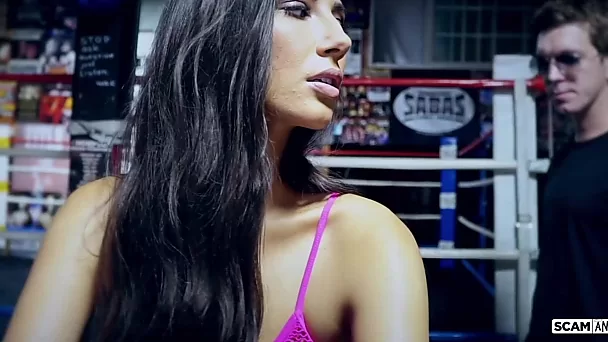 Les filles sportives gia derza et gianna dior se font baiser par un entraîneur de boxe