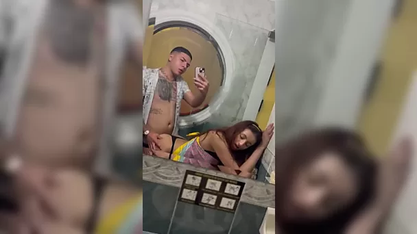 Tomé por teléfono cómo me follé a una hermosa y pequeña sexy en el baño durante la fiesta