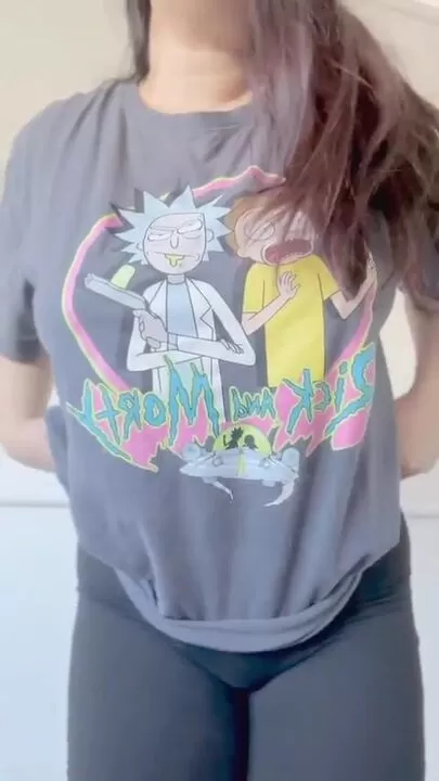 A camiseta de Rick and Morty está fazendo um bom trabalho escondendo meus bens enormes