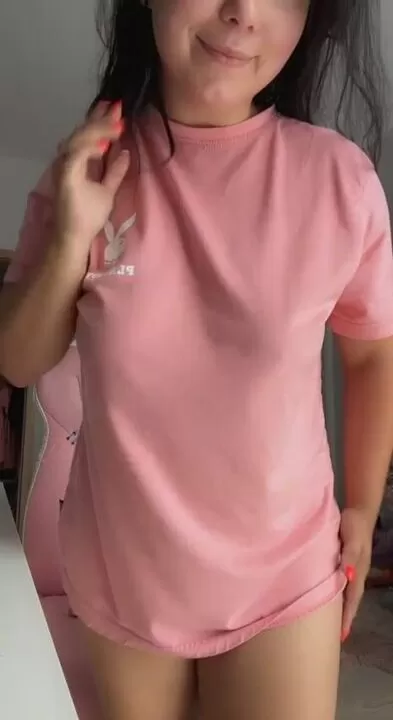 相信我，我的阴户和这件 T 恤一样粉红