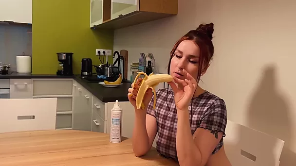 Manger de la banane et une grosse bite avec de la crème fouettée avant le sexe en levrette dans la cuisine