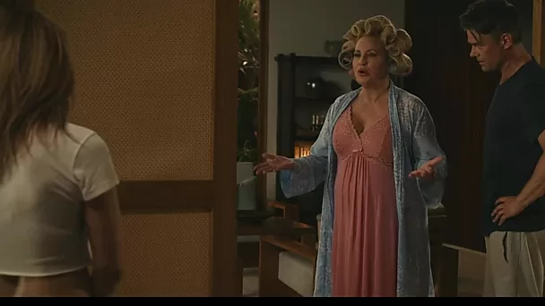 Matrimonio riparatore - la famosa milf jennifer coolidge sta cercando di rompere la relazione tra jennifer lopez e il suo fidanzato