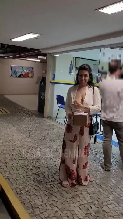 Fila de espera longa para os correios é perfeita para mostrar peitos