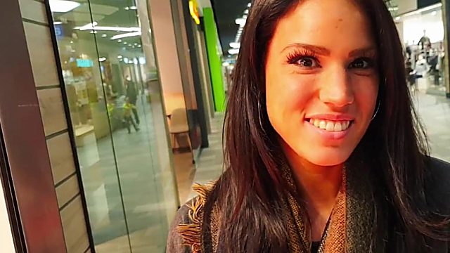 Sexy Latina Modelo concordou em foder com um estranho de Mall - POV Porn