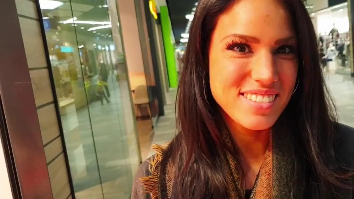Sexy Latina-Model hat zugestimmt, mit einem Fremden aus dem Einkaufszentrum zu ficken