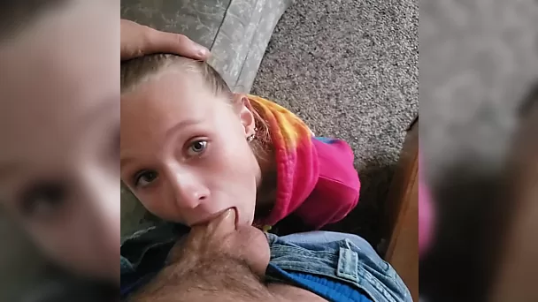 La sorellastra di 18 anni succhia il cazzo e ingoia prima di andare al college