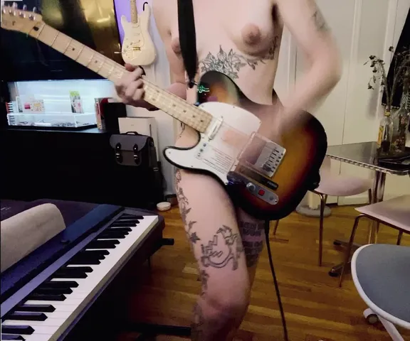 Muitas pessoas aqui perguntaram se as guitarras do fundo são minhas, então aqui estou eu tocando.Além disso, tetas e pau✨