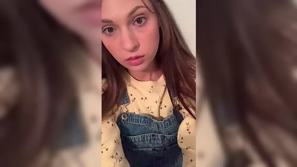 menina de 19 anos esfrega a bucetinha com vibrador enorme e chupa pau duro da vizinha