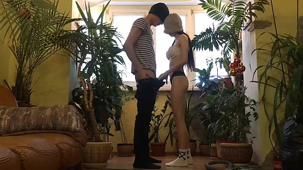 Adolescentes russos amadores fazendo seu primeiro sexo em vídeo. Garota tímida foi fodida duro!