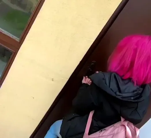 Um ponto de vista com uma fantástica beleza de cabelo rosa