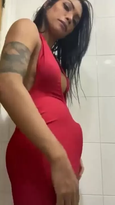 Brasilianische TS in rotem Kleid