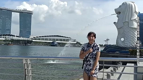 Die süße, zierliche Asiatin verschönert ihre Reise nach Singapur mit einem Hotelfick und einem Vibrator in ihrer Muschi