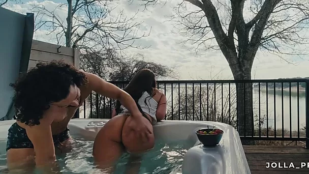 Sexe dans un jacuzzi en plein air avec un couple amateur