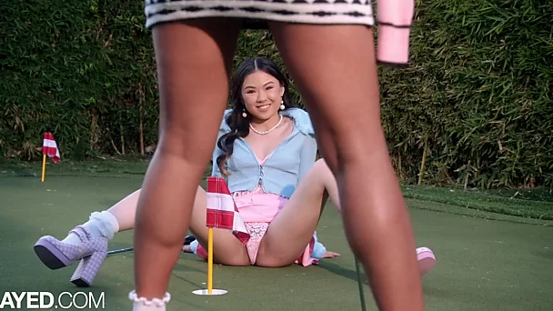 性感的亚洲女孩正在和她的朋友打高尔夫球，但到了另一个洞