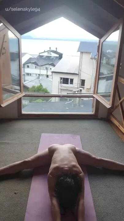 Moi sąsiedzi wiedzą już, że uwielbiam uprawiać jogę nago