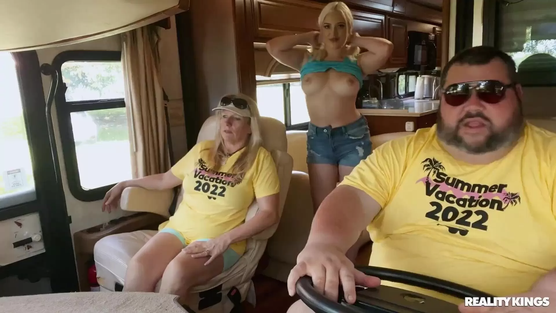 Sexhungrige Blondine lässt sich im Bus von einem Fremden vor dem Fahrer ficken Pornofoto