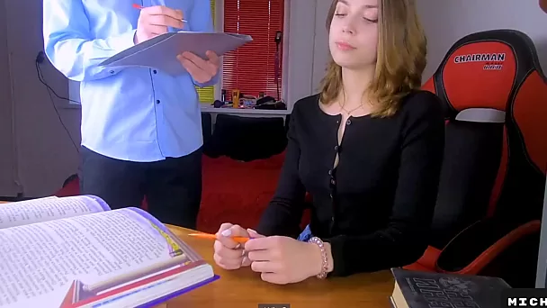 Russisch schoolmeisje smeekt leraar om anale les [pov]