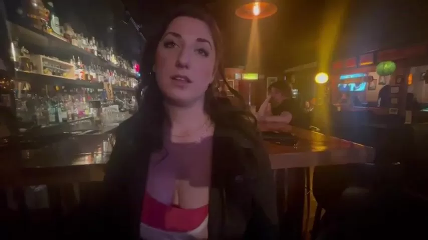 Apenas nos exibindo em um bar público... Acho que a mulher atrás de nós estava atrás de nós... ela ergueu os olhos quando ouviu a palavra "swinger"