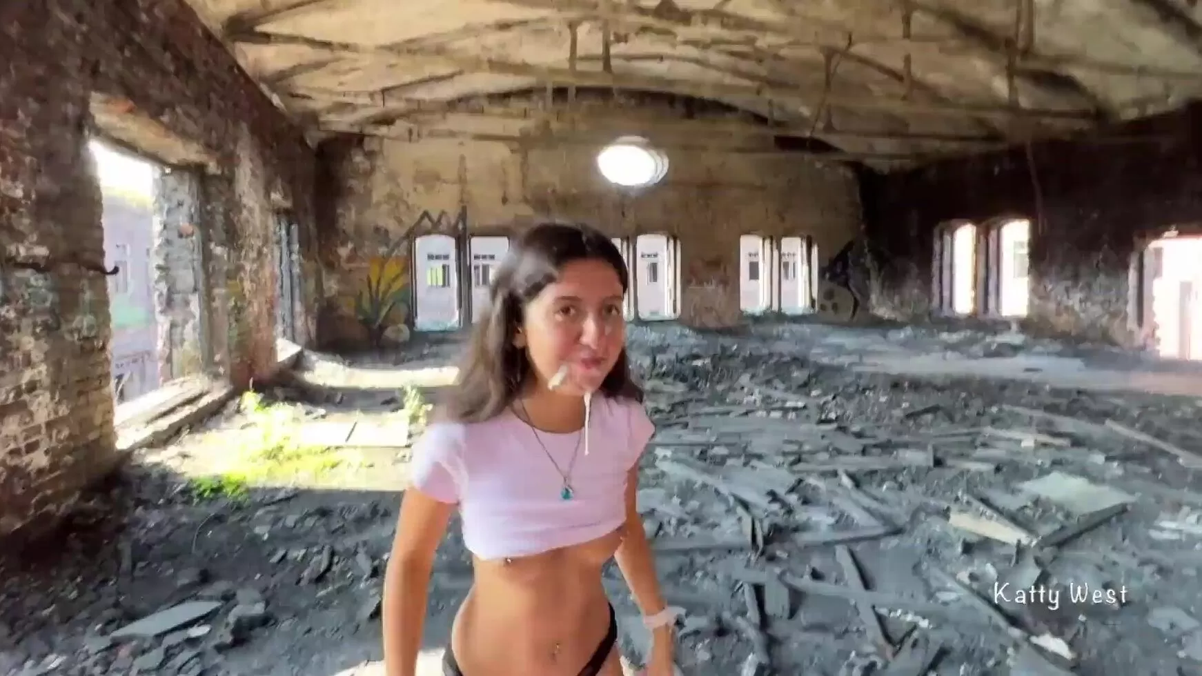 Үлкен мүшесі бар траннилер еркектерді трахает