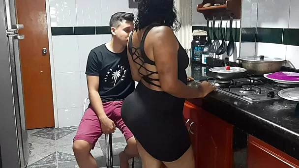 I licked the pussy of my Latina stepmom in the kitchen
