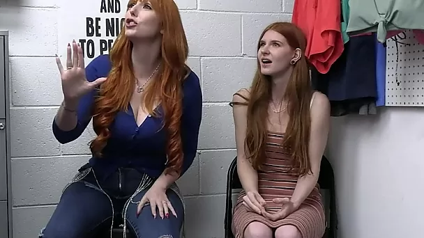 La piccola adolescente e la milf formosa jane rogers e lauren phillips sono punite per taccheggio