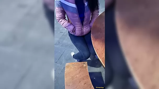 Chica latina es recogida en un café y hace trabajo de acompañante en el parque.