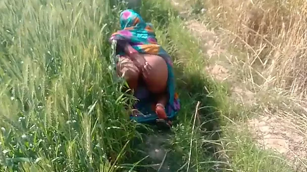 Milf india caliente y regordeta de gran trasero se deja follar al estilo perrito en el campo después de quitarse sus formas curvilíneas