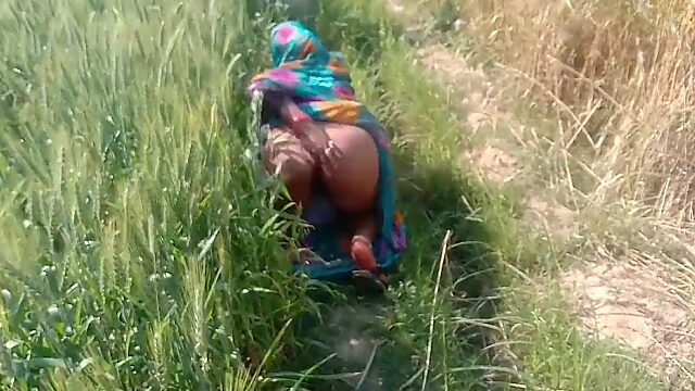 Hot Plump Big-booty Indian MILF Gets Doggy-fucked In the Field After Shoving Off Her Curvy Shapes