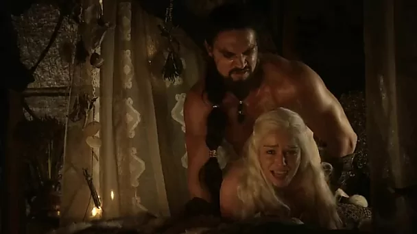Naakt Emilia Clarke. Khaleesi's tieten in Game of Thrones sekscompilatie
