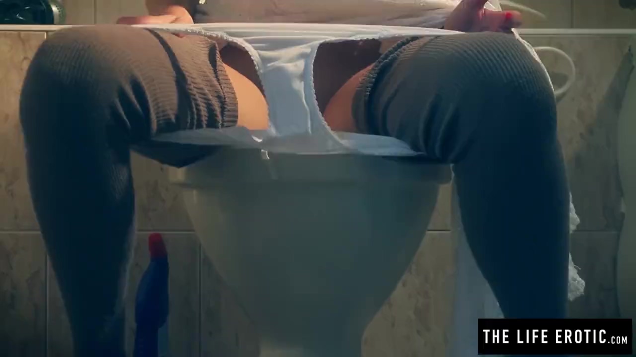Dünner russischer Teenie masturbiert nach dem Pissen in der Toilette