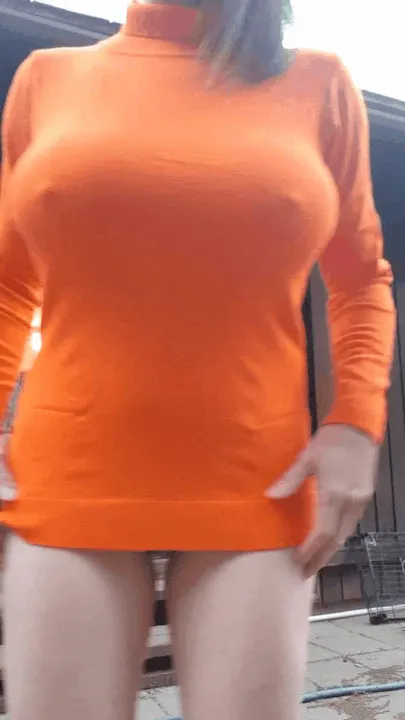 Ganhei meu suéter laranja para minha fantasia de Velma. Jinkies!!