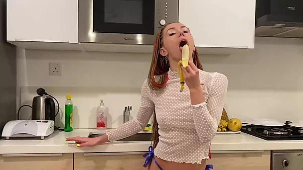 Mia Bandini braucht etwas Größeres als eine Banane im Mund