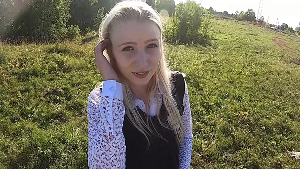 Sletterig Russisch schoolmeisje kleedt zich uit voor de camera en staat in doggy positie